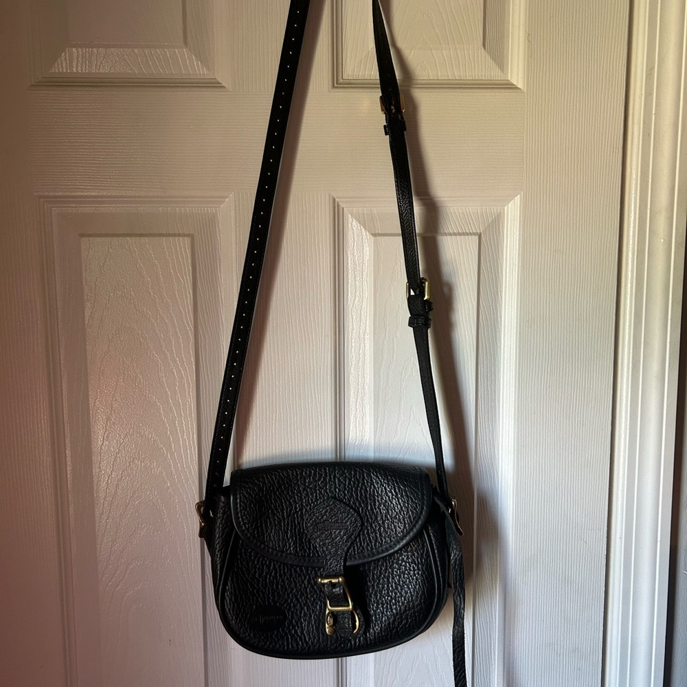Sleek Black Leather Crossbody Bag with Metal Clasp